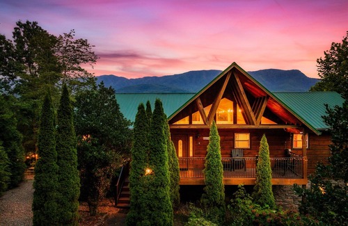 Pittman Center Cabin | Lodge | Views | OctDeals | GmRm| HotTub | FirePit