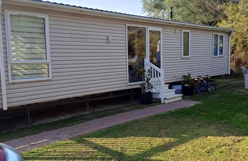 Walton on the Naze House | Lodge with decking & WIFI at Naze Marine Park, sleeps 6 ref 17006WC