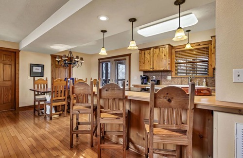 Reeds Spring Cabin | Lodge with Screened-In Porch, Free Wifi, Golf Course At Your Fingertips, Gated Community!
