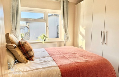 Ardens Grafton Cabin | Lodge with stunning countryside views - meters from the banks of the River Avon.