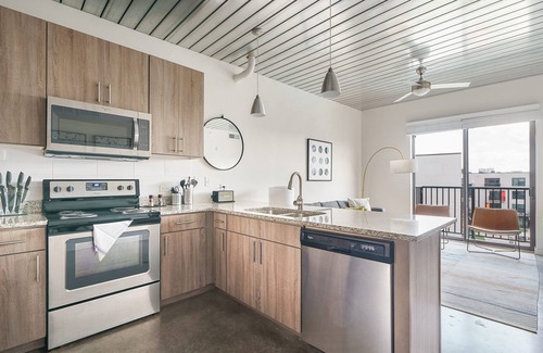 Midtown Apartment | Lodgeur | 1BR loft with relaxing views | Midtown