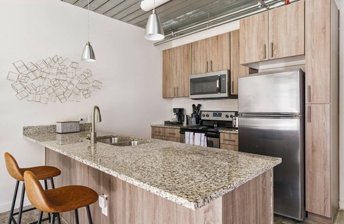 Midtown Apartment | Lodgeur | Pool-side 1BR loft w/office | Midtown