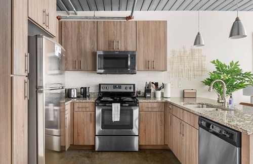 Midtown Apartment | Lodgeur | Sleek 1BR loft w/office | Midtown
