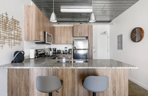 Midtown Apartment | Lodgeur | Vibrant & stylish 1BR loft | Midtown