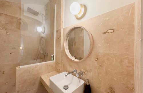 Faubourg Apartment | Loft Élégant & Lumineux dans un Immeuble Classé