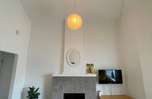 Belding Woods House | Loft 654A two blocks from Bart and Amtrak