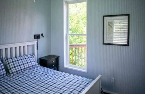 Paris Cabin | Loft Cabin on Stoner Creek - 3 minutes from Downtown Paris KY
