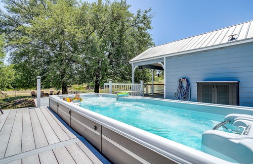 Paluxy Cabin | Loft Cabin with hot tub, fire pit, fishing, hiking