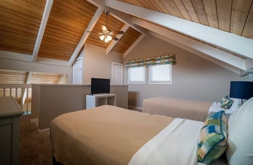 Gatlinburg Resort | LOFT COTTAGES/AUTUMN . TREETOPS RESORT, GATLINBURG 3BDRM/3BATH FRIDAY CHECK IN