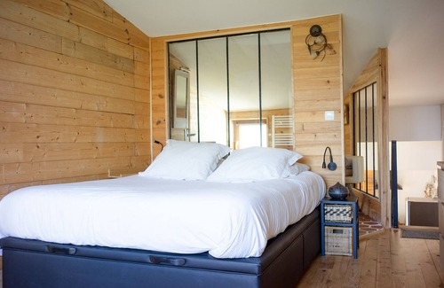 Villennes-sur-Seine House | Loft in natural materials