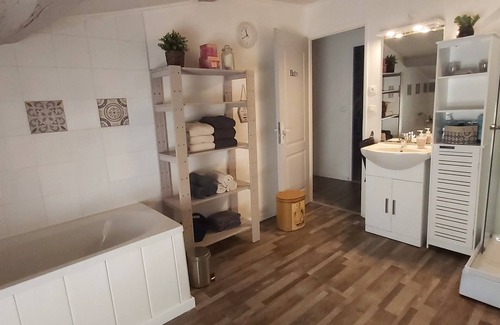 Saint-Martin-de-Bromes Apartment | Loft Refait à Neuf Dans une Ancienne Maison de Village