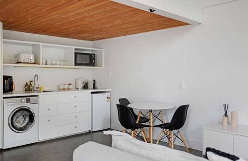 Freemans Bay House | Lofty Haven in Ponsonby with Parking