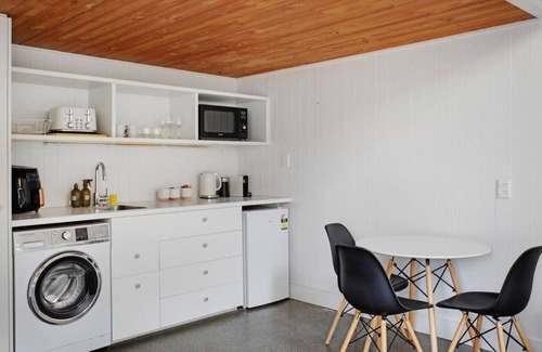 Freemans Bay House | Lofty Haven in Ponsonby with Parking