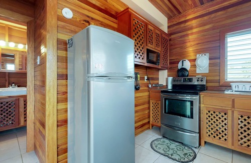Caye Caulker Cottage | Lofty Space with a Private Veranda and Free WiFi - Walk 10 Minutes into Town