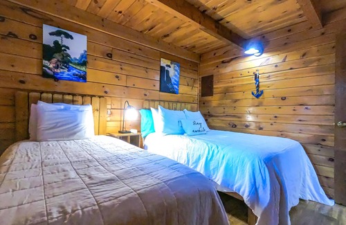 Eddyville Cabin | Log Cabin 2 - Log cabins sleep 7 - (1Q, 1F/1T, 2T) | full kitchen, living/dining, 1 bath.