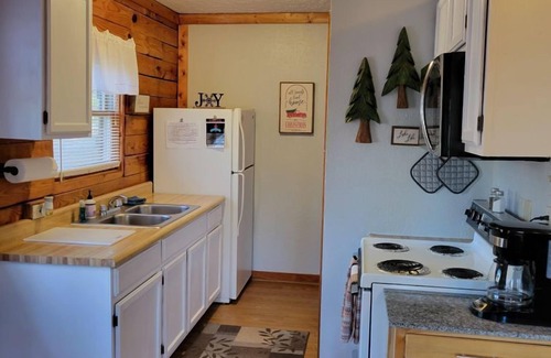 Schnellville House | Log Cabin 6 with Hot Tub at Osborn Ramp on Patoka Lake