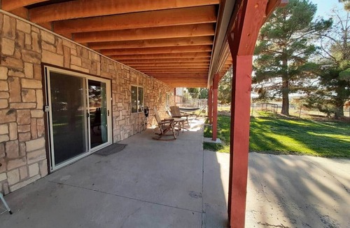 St. George House | Log Cabin Close to Trails & Snow Canyon State Park
