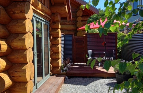 Twizel Cabin | Log Cabin - Cosy and comfortable.