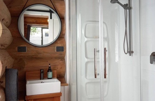 Twizel Cabin | Log Cabin - Cosy and comfortable.
