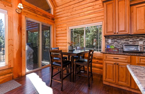 Cascade Cabin | Log Cabin Getaway: WIFI, GameRoom, Firepit, pets OK!