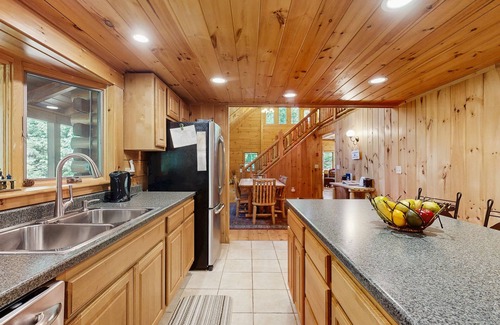 Franconia House | Log Cabin in the mountains near skiing, hiking & fishing