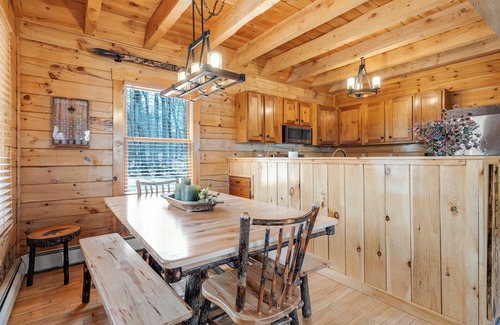 Greenwood House | Log Cabin Lane- Cozy Maine Cabin