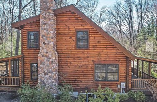 Saugatuck Cabin | Log Cabin Luxury on Beautiful Goshorn Lake & Minutes from Downtown Saugatuck