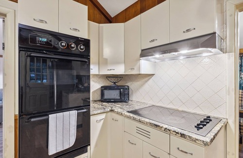 Richmond Heights House | Log Cabin - Natures Oasis - Fire Pit & Gazebo