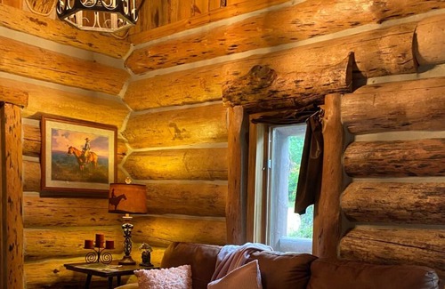 Oneida Cabin | Log Cabin On The Rocks