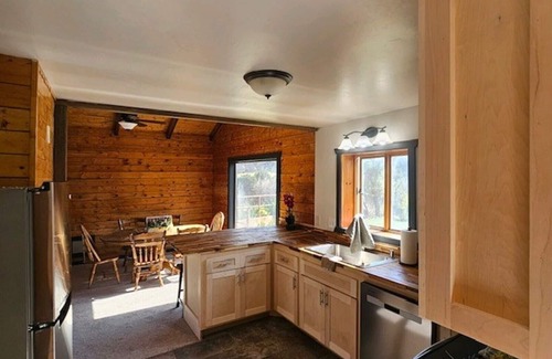 Cedar City Cabin | Log Cabin, sleeps 13, near Cedar City Utah