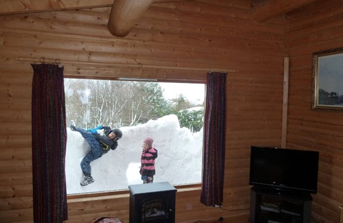 Spittal of Glenshee Cabin | Log Cabin with Hot Tub & Sauna for 4/5 | In the Cairngorm National Park | Great Views