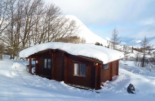 Spittal of Glenshee Cabin | Log Cabin with Hot Tub | Sleeps 4 | In the Cairngorm National Park | Accepts Dogs