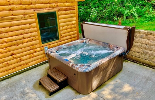 Lansing Cabin | Log Cabin/w hot tub, outdoor pool & pool table