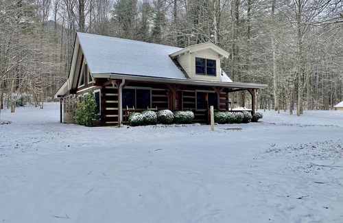Townsend Cabin | Log Cabin, walk to Cades Cove and just minutes from Gatlinburg with a view!