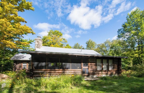 Maple City Cabin | Log cabin, walking distance from Funistrada, LaBecasse, Laker Shakes & Glen Lake