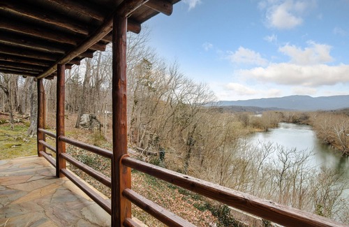 Front Royal Cabin | Log Cabin with a spectacular view of the Shenandoah River and the Massanutten Mo