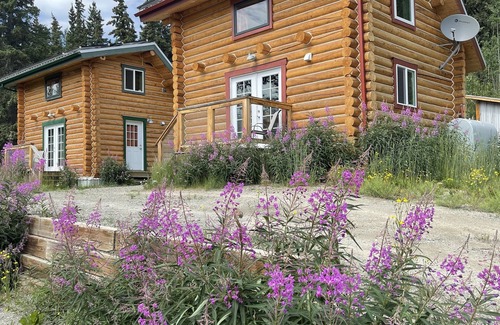 Yukon Cabin | Log Cabin with Amazing Mountain & Lake Views (Pet Friendly)