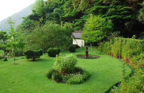 Hata-gun Cottage | Log guest house with wide lawn garden