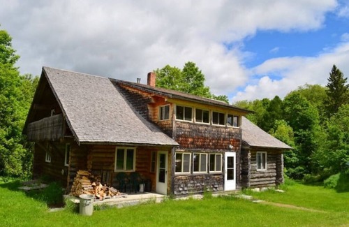 Plainfield House | Log House with Views of Spruce Mtn