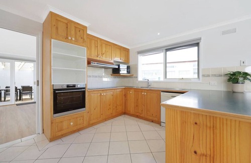 Warrnambool House | Logans Beach Whale Nursery Apartments - BeachHouse