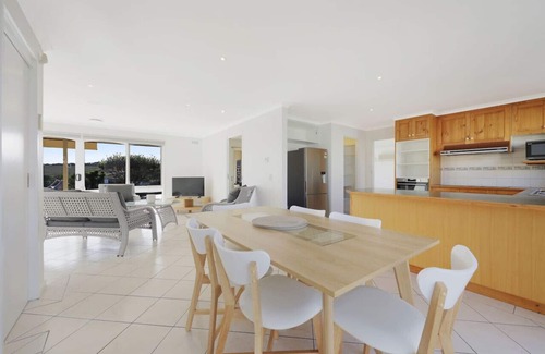 Warrnambool House | Logans Beach Whale Nursery Apartments - BeachHouse