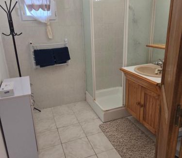 Arpajon-sur-Cere Apartment | Logement chez habitant