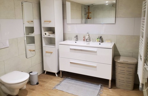 Cransac Apartment | Logement Spacieux et Serein Dans une Jolie Maison de Campagne