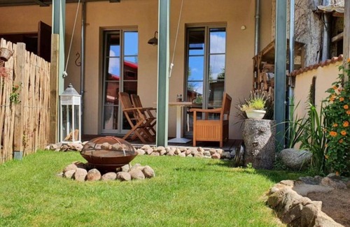 Rheinsberg Condo | LoggiaHaus am Schloss, Pelle vacation apartment on the ground floor with terrace and courtyard garden