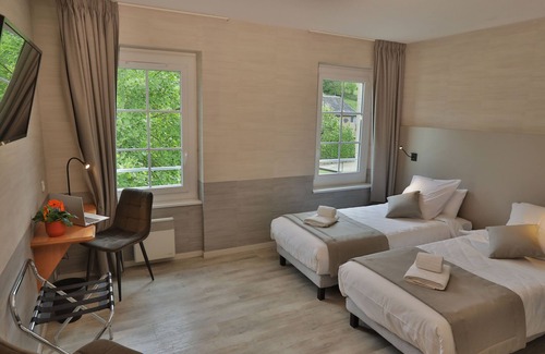 Salles-la-Source Hotel | LOGIS HOTEL - L'HÔTEL DES BAINS