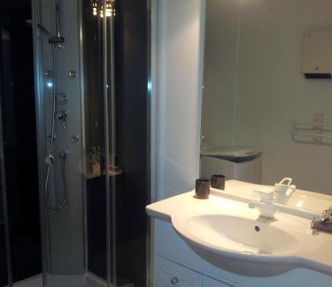 L'Isle-sur-la-Sorgue Apartment | "Lolile 3", duplex climatisé avec terrasse, centre ville