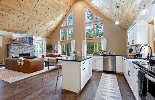 Bethel House | Lollapalooza Lodge| HotTub! Fireplace! DOGS OK!