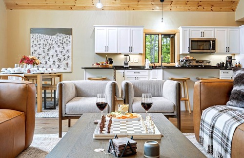 Bethel House | Lollapalooza Lodge| HotTub! Fireplace! DOGS OK!