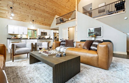 Bethel House | Lollapalooza Lodge| HotTub! Fireplace! DOGS OK!