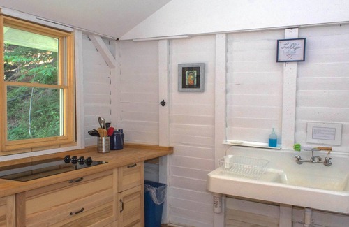 Valois Cottage | Lolly's Cottage - A Private Seneca Lake Experience!